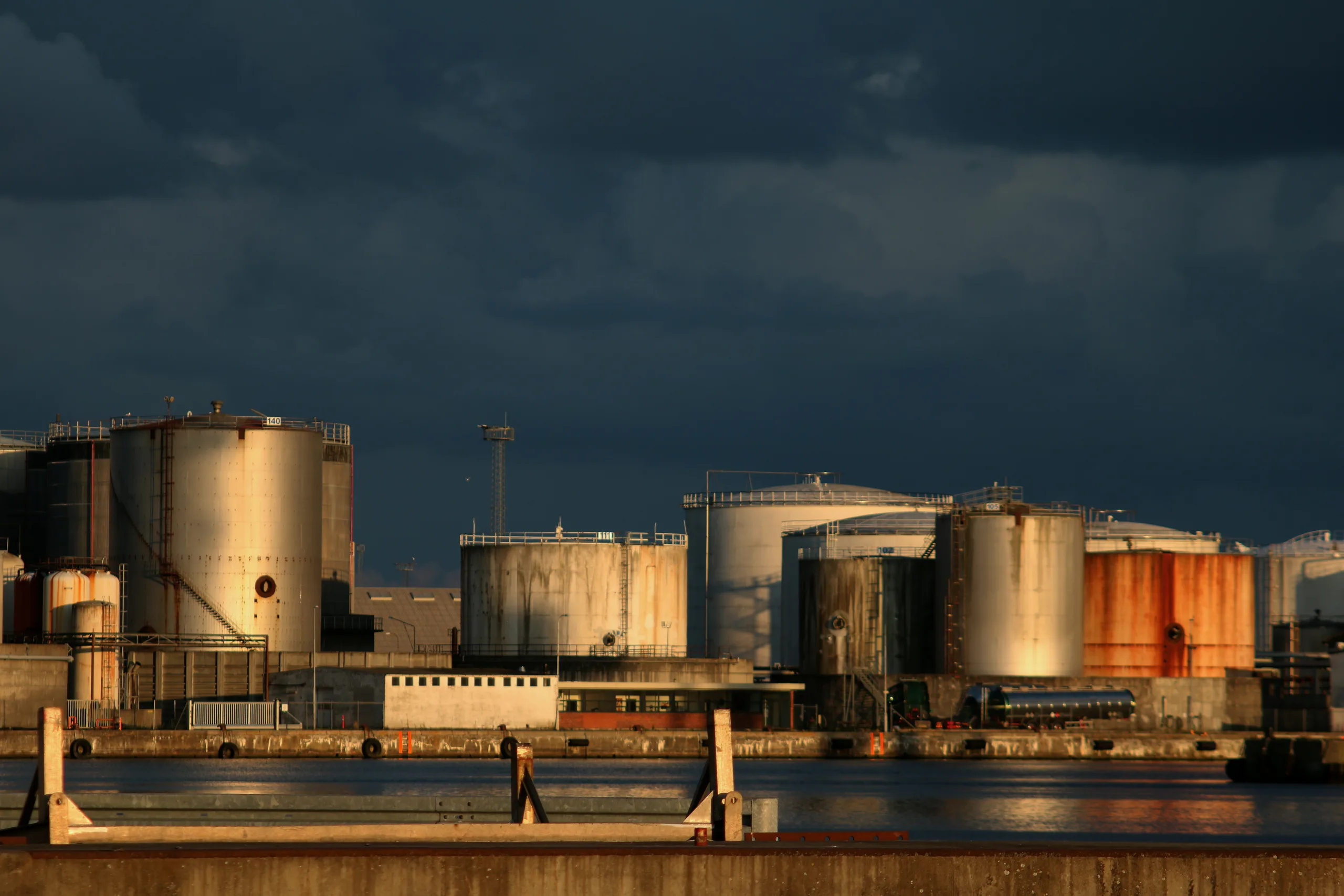 Russia - an economy built on oil and tanks